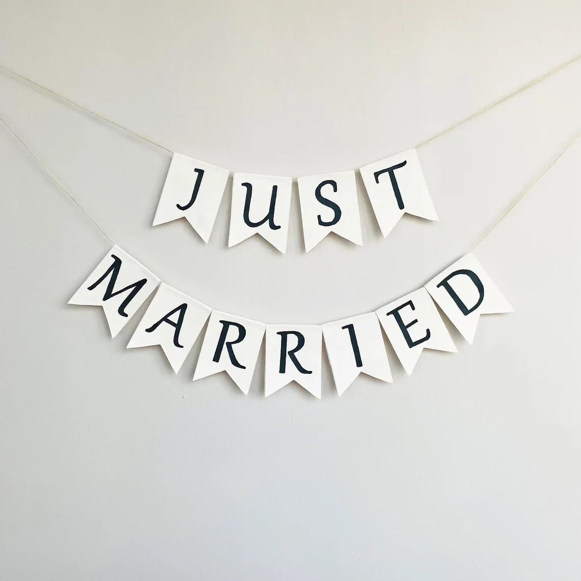 guirlande decorative juste married blanc noir decoration mariage banniere triangulaire lettres imprimées rustic vintage