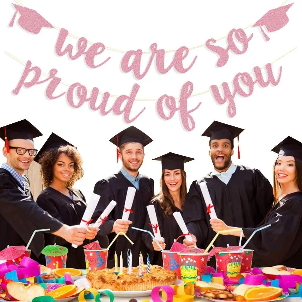 guirlande décorative graduation rose pailleté or pailleté lettres calligraphiées chapeaux diplômés paillettes apparentes festivité