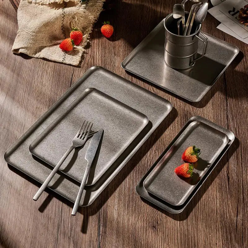 assiettes modernes gris métallisé mat opaques set repas fourchette couteau fruits légumes