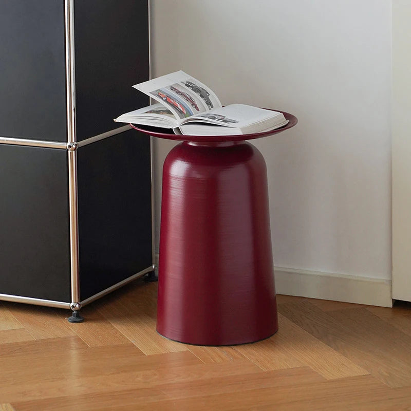 table basse moderne minimaliste rouge noir bleu métal aspect texturé salon table basse