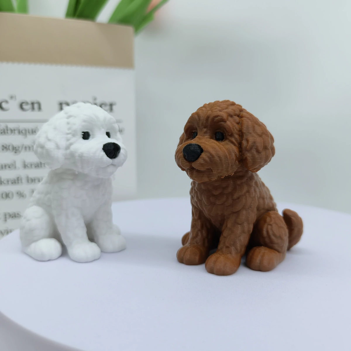 figurines chiens marron blanc réalistes pelucheuses décoration maison moderne statuettes animaux