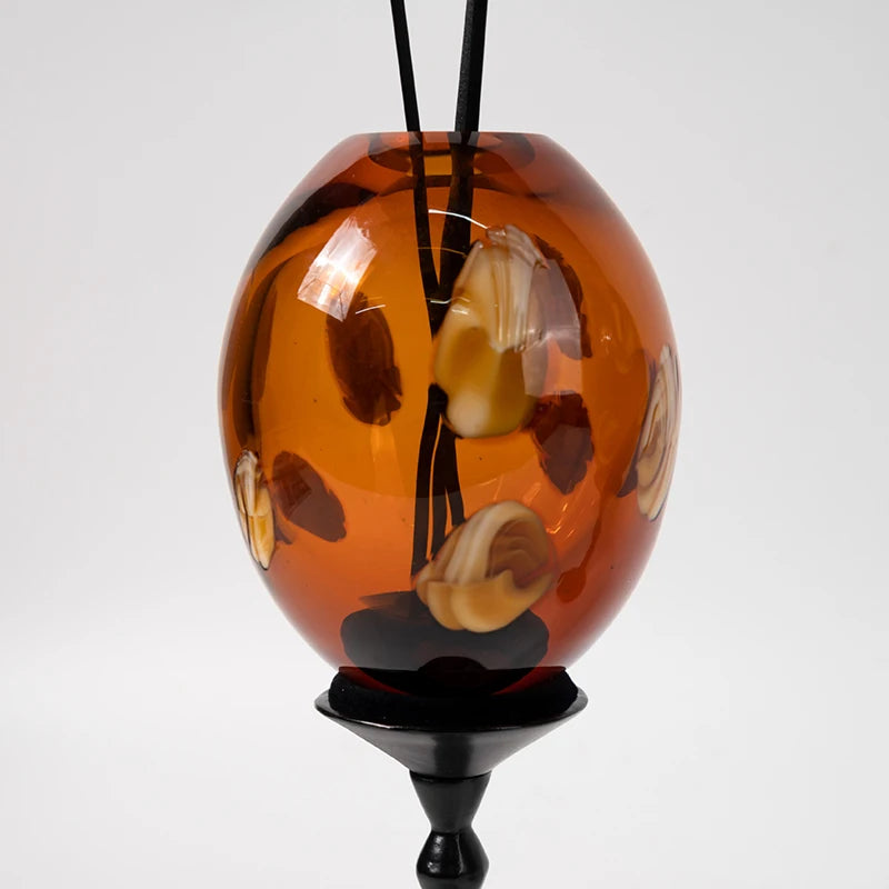 diffuseur huiles essentielles moderne motifs floraux dorés verre opaque décoration intérieure accessoires salon contemporain