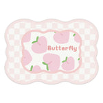 Un motif de papillons roses sur un fond à carreaux blancs et roses avec le texte "Butterfly" en caractères roses.