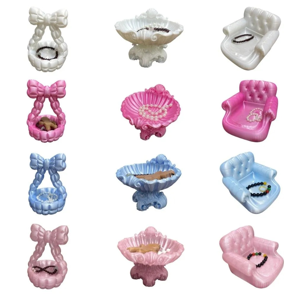 plateau bijoux forme fauteuil blanc bleu rose ornements vintage opaques créatif baroque
