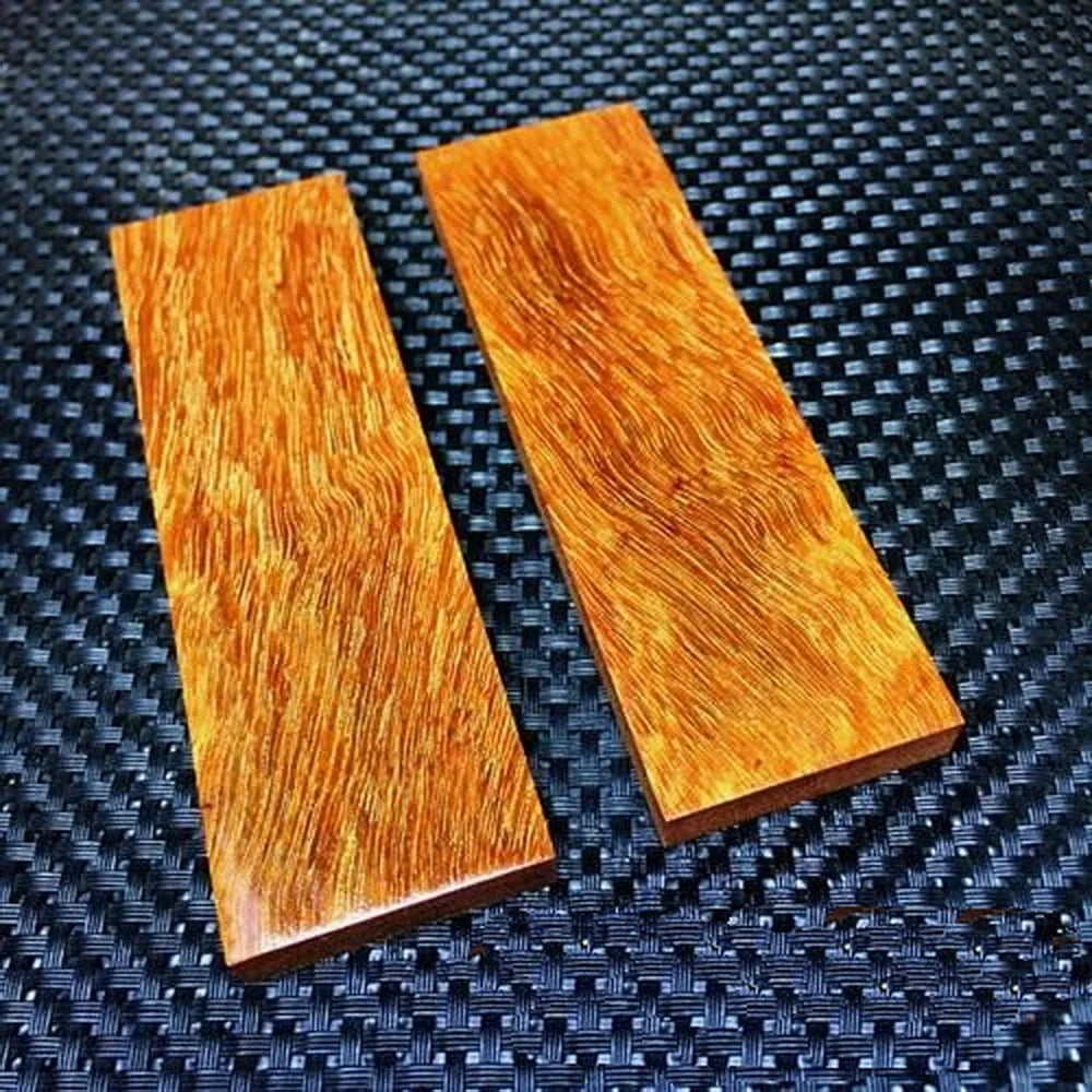 plaquettes bois sculptées grain naturel marbré artisanal noir marron clair foncé or rouge doré