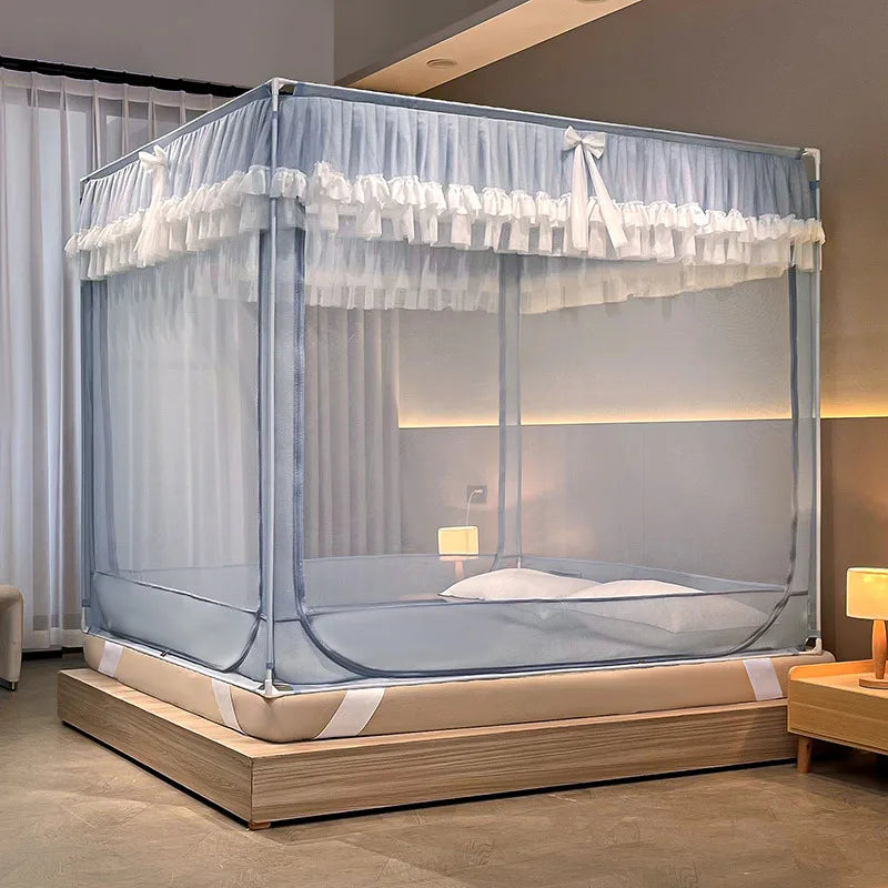 Un magnifique lit à baldaquin en bois clair, avec de délicates rideaux blancs qui lui confèrent une élégance romantique.