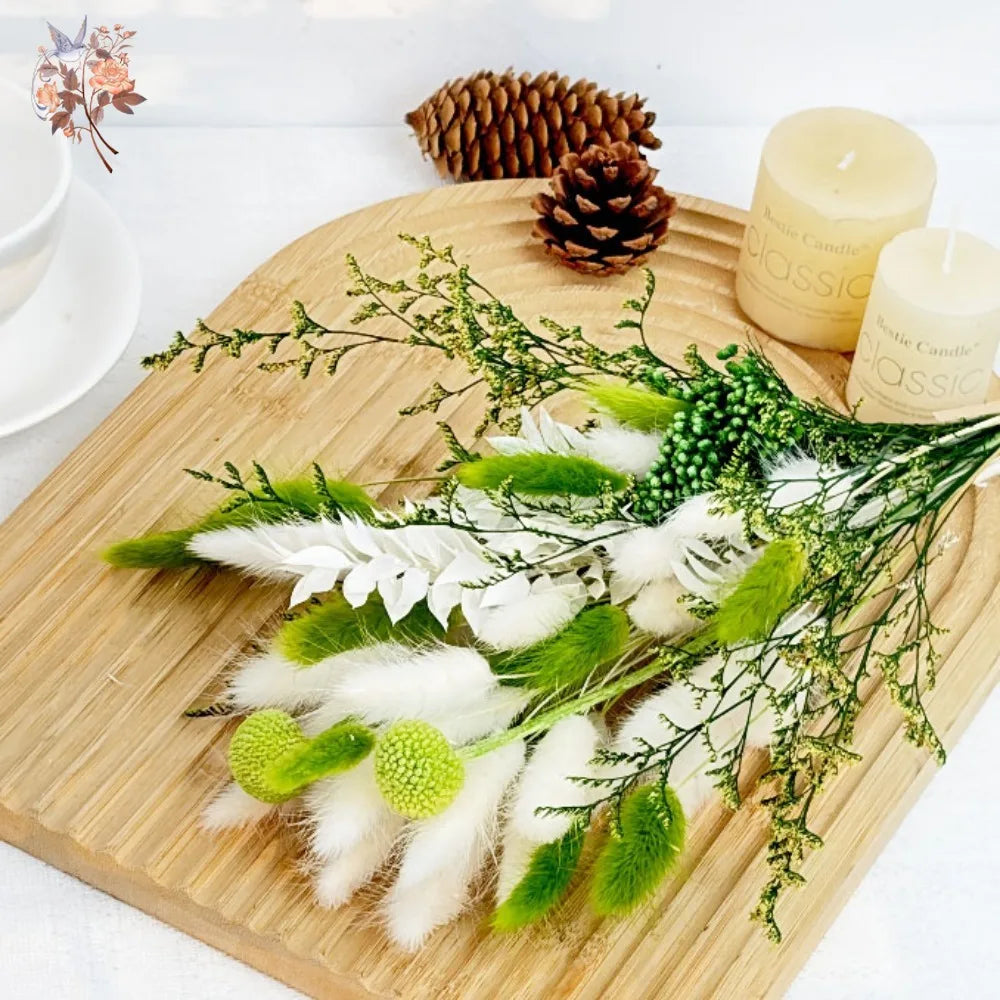 décoration boho bouquet plumes feuilles vert clair blanc vase ruban anniversaire mariage decoration