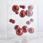 décoration moderne cube transparent boules colorées rouge bleu argent doré minimalistes