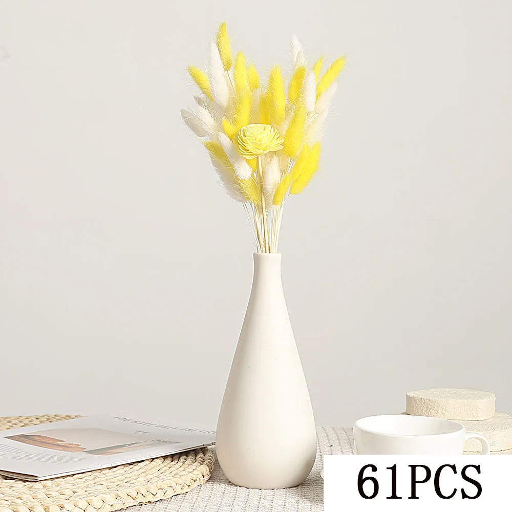 bouquet fleurs séchées naturel plumes jaunes vase blanc décoration intérieure anniversaire baby shower mariage
