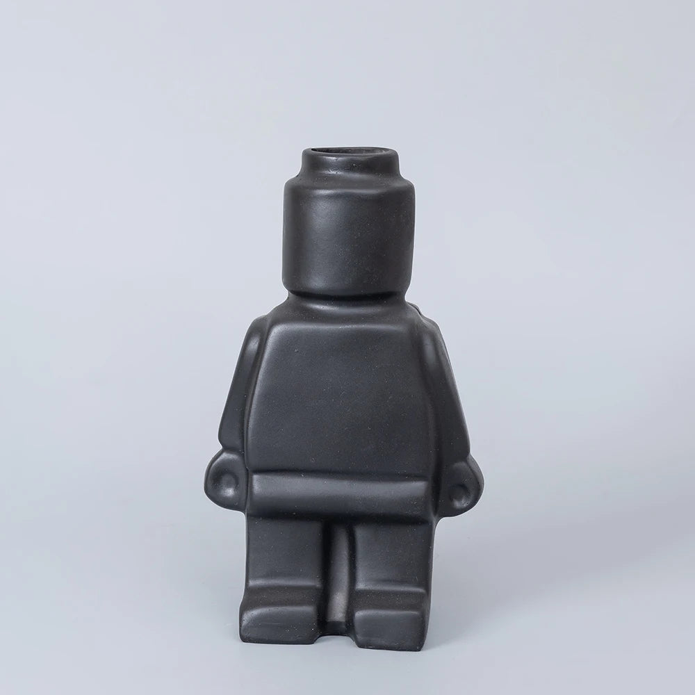 vase moderne figurine lego noir blanc vert fleurs eucalyptus branches cônes pins ludique décoration