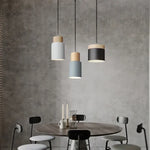 Vue rapprochée de la lampe suspension montrant les matériaux aluminium et bois