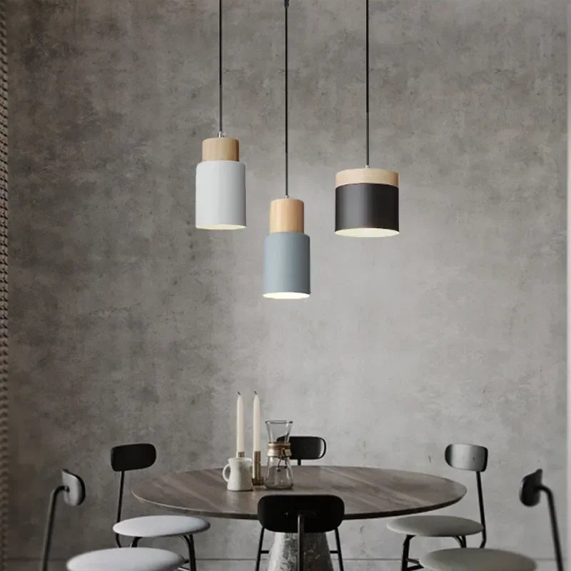 Vue rapprochée de la lampe suspension montrant les matériaux aluminium et bois