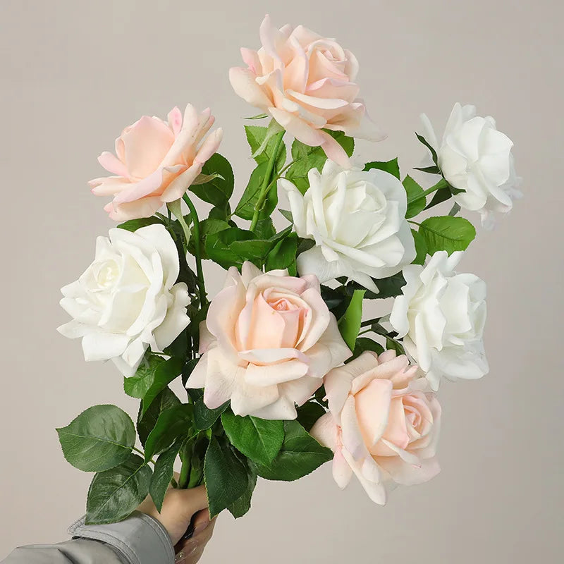 décoration intérieure bouquet roses artificielles classiques soie blanches vertes mariage anniversaire