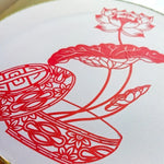 éventail artisanal traditionnel motifs floraux géométriques poignée bois pompon rouge soie tissée opacité festive