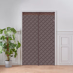 Rideau de porte matelassé marron à motifs losanges, installé dans une pièce élégante avec une plante verte sur sol en bois clair.