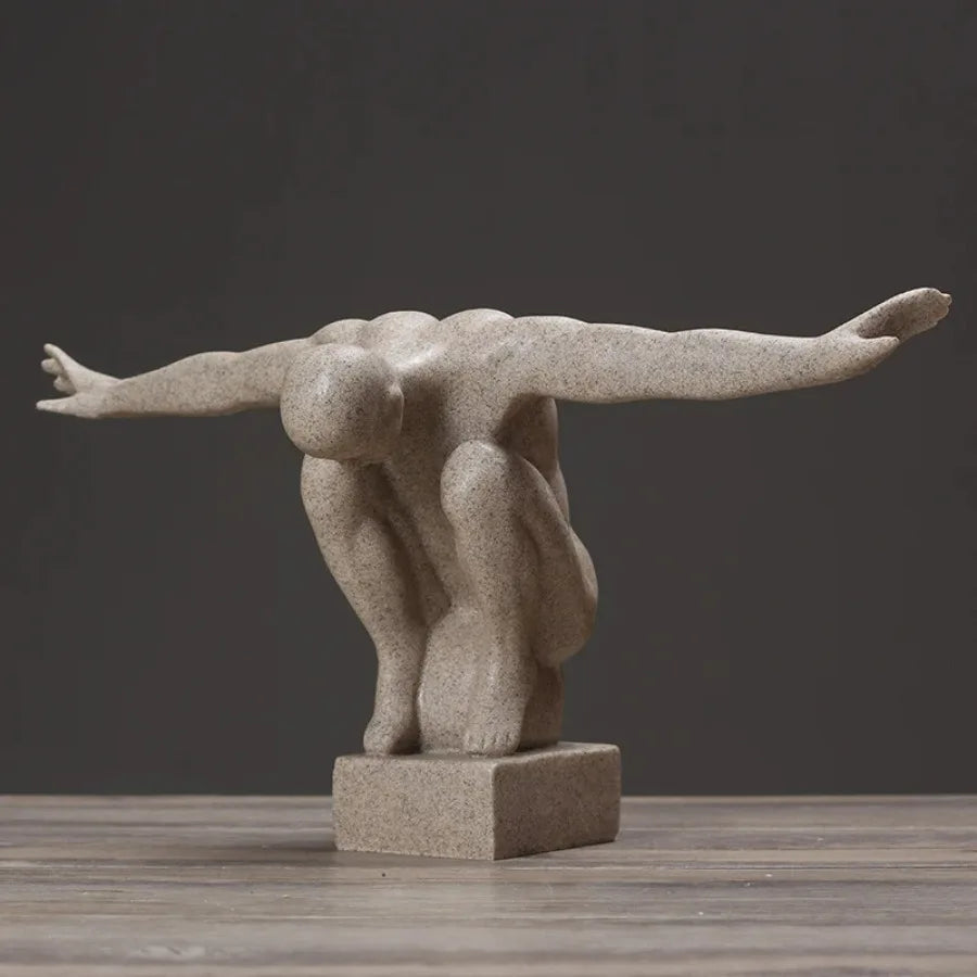 Statue penseur moderne jaune clair dans un intérieur design