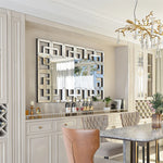 Élégante salle à manger moderne avec un meuble-bar sophistiqué et un miroir décoratif complexe qui reflète la pièce.