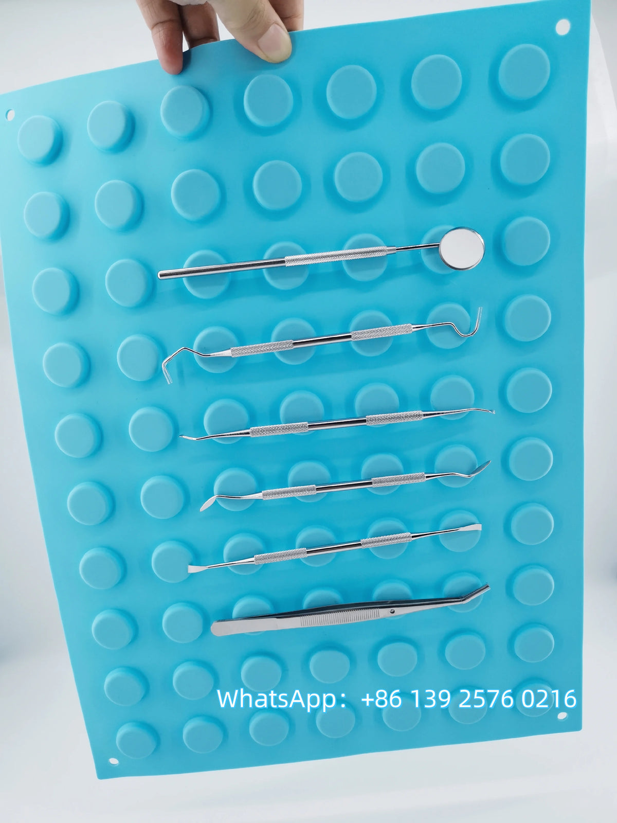 plateau instruments dentaires bleu turquoise texturé cercles relief opaques professionnel