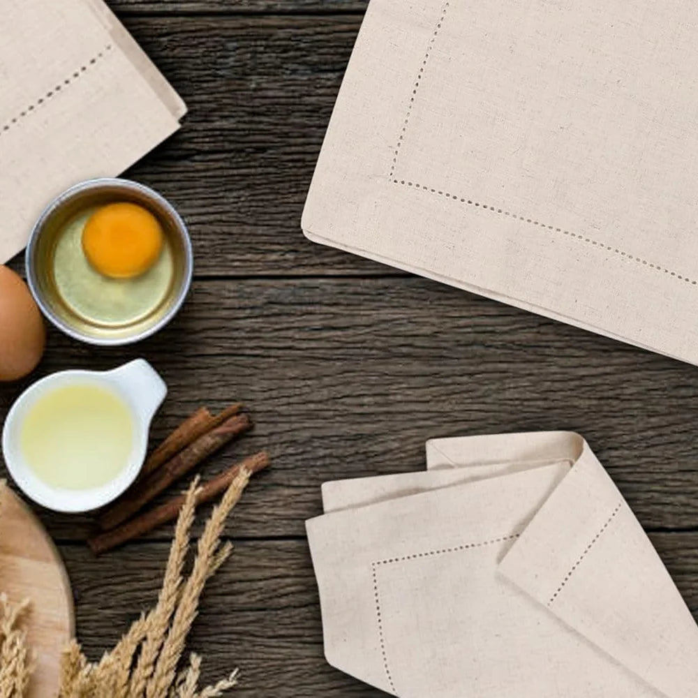 Sur une table en bois sombre, on peut voir des ingrédients de cuisine, notamment des œufs, de la farine et des épices, ainsi que des cartes ou des enveloppes en papier beige, évoquant un concept de recette, de menu ou de cuisine.