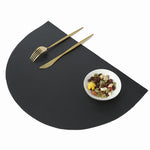 tapis table moderne bleu marine marron gris rose motifs géométriques opaques assiettes vaisselle minimaliste