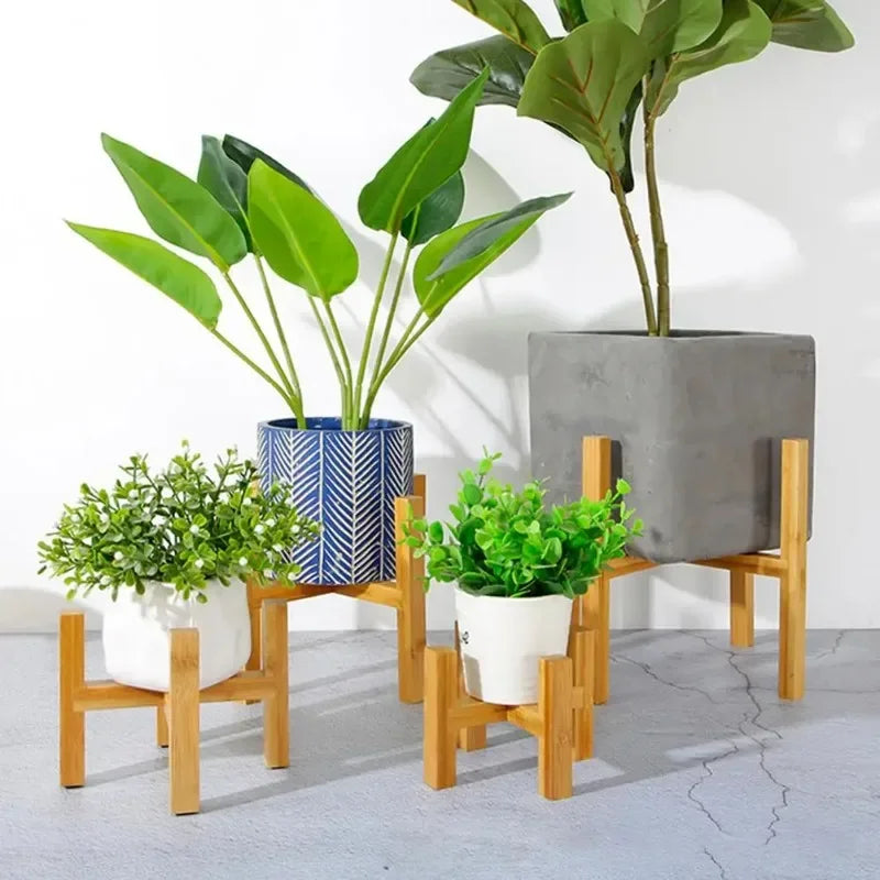 Support de plante en bois vu de côté dans un salon
