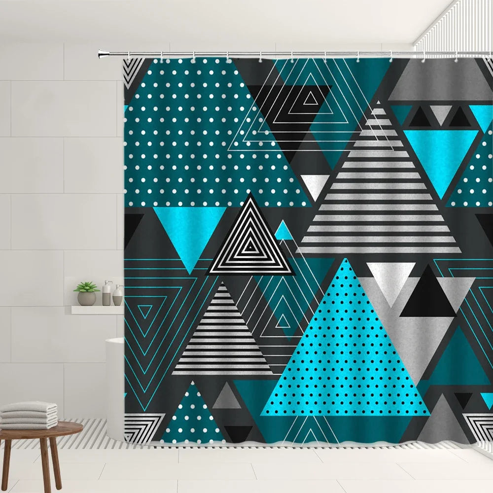Rideau de douche design en forme de triangle, dans des tons de bleu, de blanc et de gris. Ce rideau, idéal pour ajouter une touche moderne et géométrique à votre salle de bain, est fabriqué en polyester résistant à l'eau et facile à nettoyer. L'image représente le rideau de douche déployé, mettant en valeur ses motifs triangles et son aspect pratique pour maintenir l'intimité et éviter les éclaboussures d'eau.