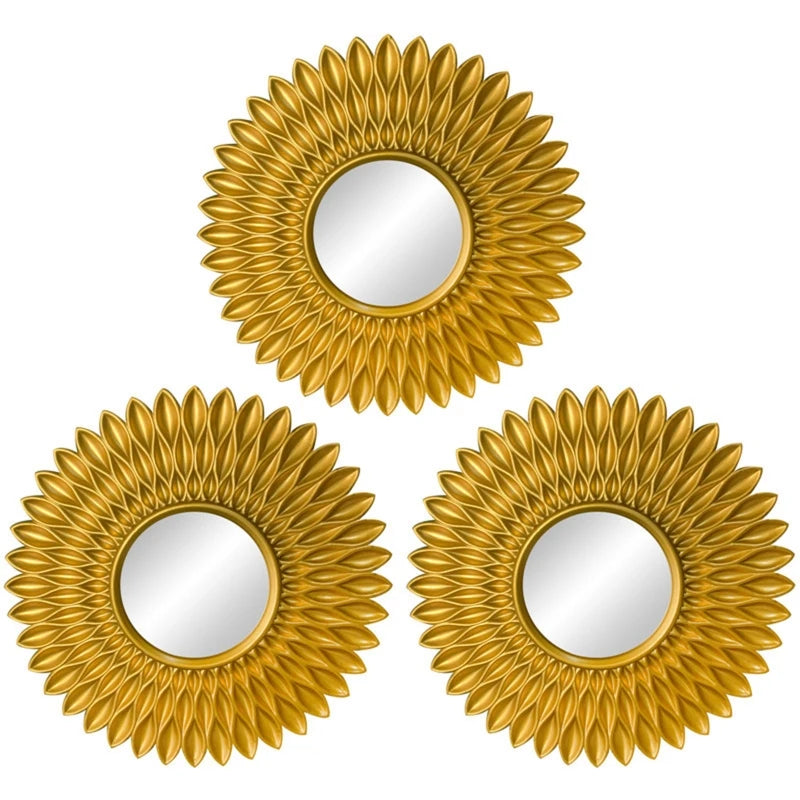 Miroir doré rond accroché au mur d'un salon moderne