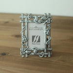 cadre photo pied bronze argenté vintage décor floral complexe métal ornementé