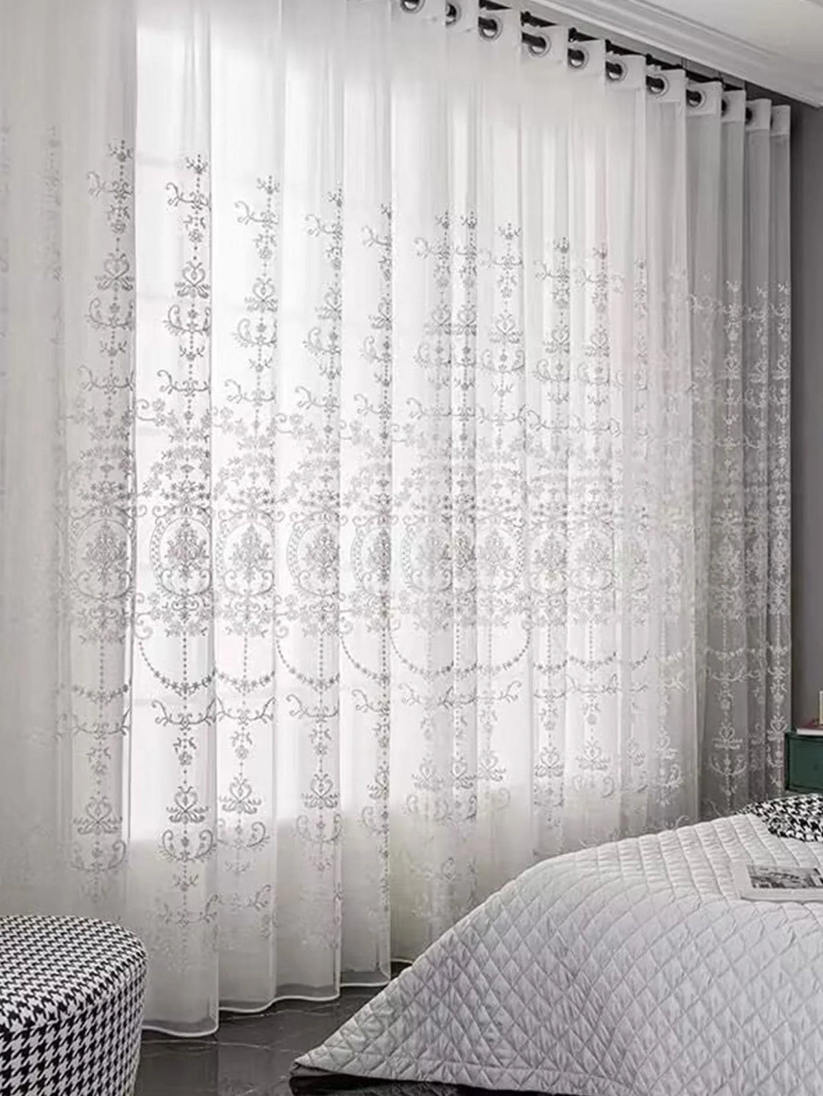 rideaux blancs motifs floraux brodés translucides élégant texture douce