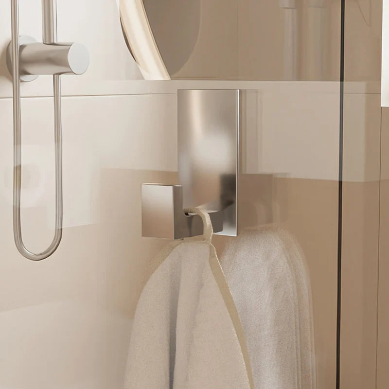 Installation de l'ensemble dans une salle de bain moderne