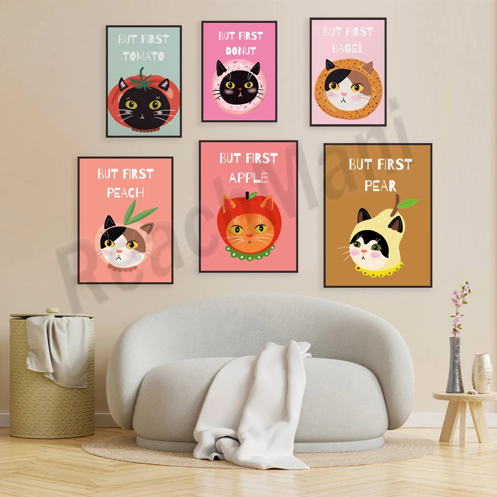 Cette affiche murale humoristique présente différents chats peints sur des formes de fruits, créant ainsi une série ludique et colorée.