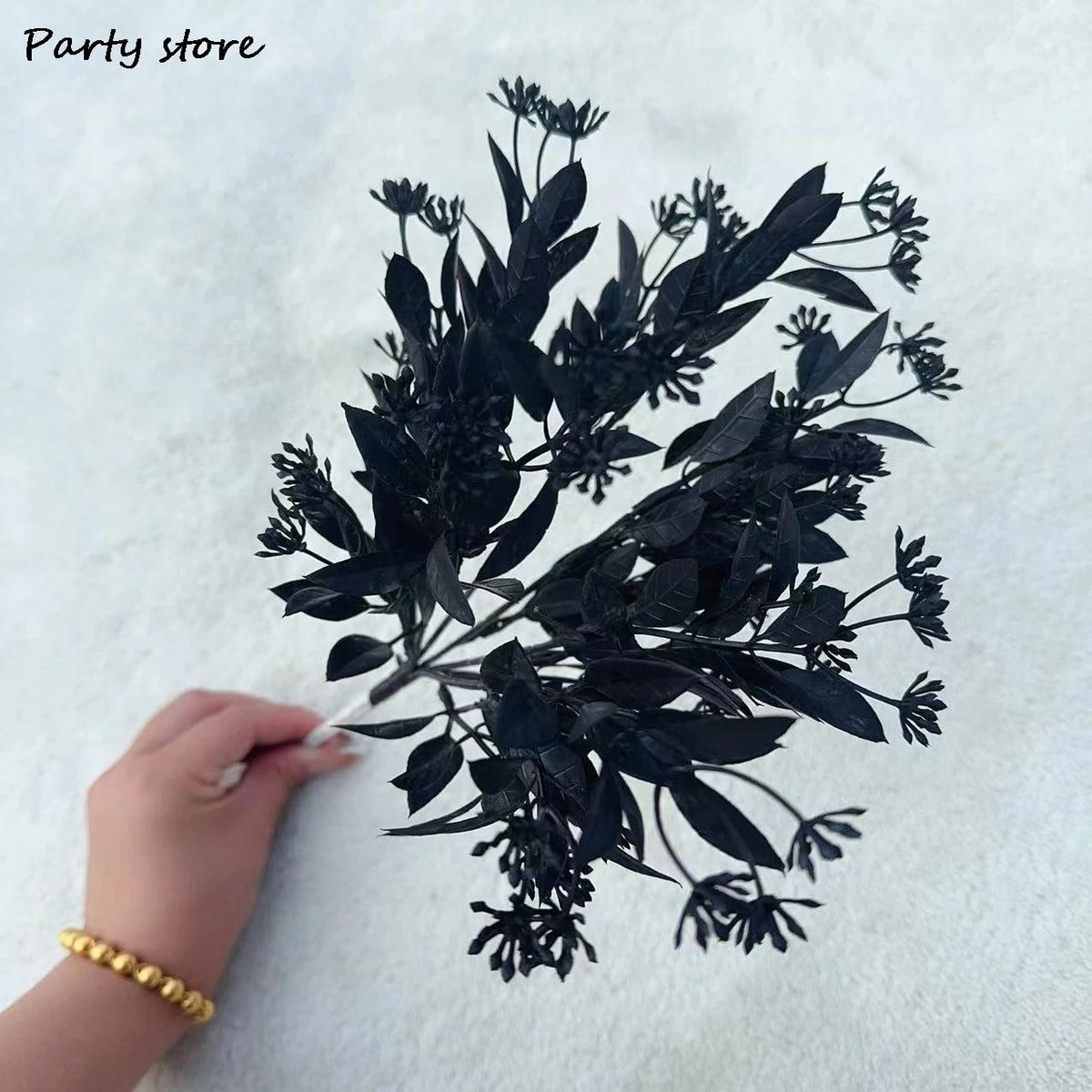 décoration intérieure moderne bouquet artificiel noir feuilles roses stylisées table maison événement party