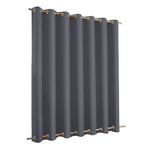 Rideau obscurant gris avec œillets dorés, idéal pour chambre ou salon, offre élégance et confort en bloquant efficacement la lumière. Design moderne et polyvalent, facile à installer. Parfait pour une décoration intérieure contemporaine.