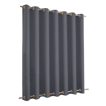 Rideau obscurant gris avec œillets dorés, idéal pour chambre ou salon, offre élégance et confort en bloquant efficacement la lumière. Design moderne et polyvalent, facile à installer. Parfait pour une décoration intérieure contemporaine.