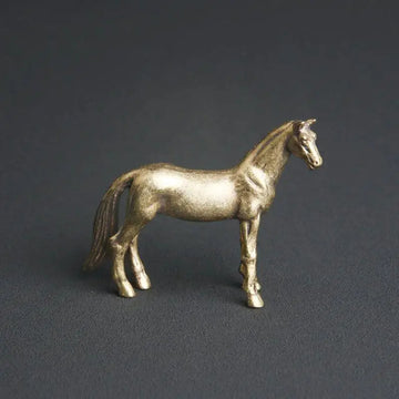 statuette cheval bronze doré surface texturée aspect vieilli décoratif feng shui support fond noir