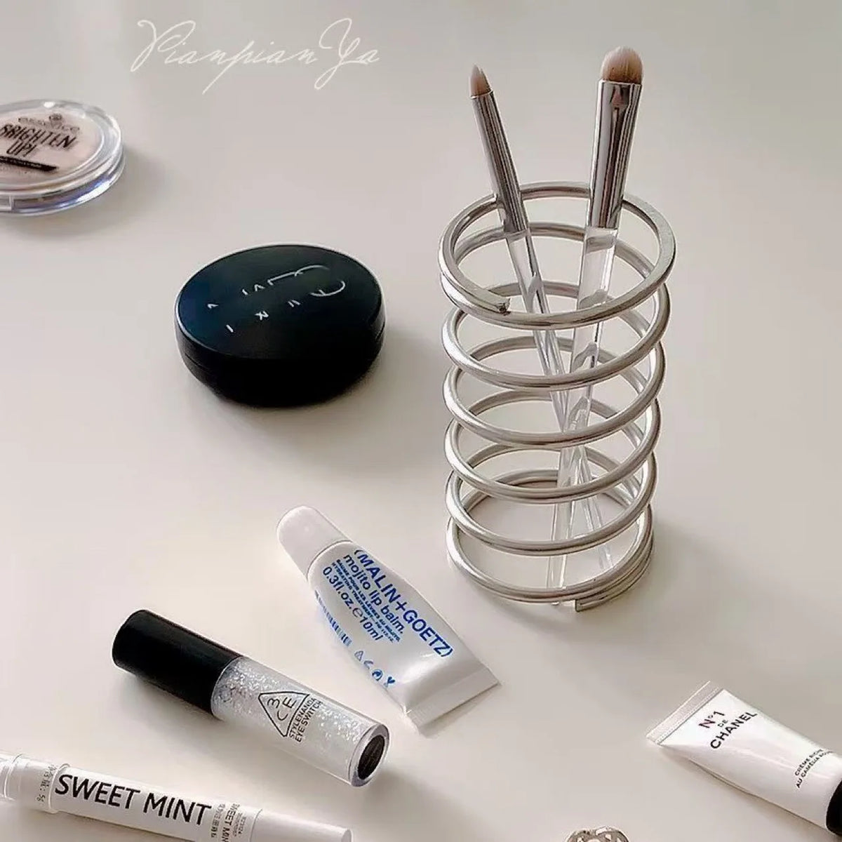organisateur spiralé métal argenté rangement brosses dents pinceaux maquillage moderne minimaliste zen
