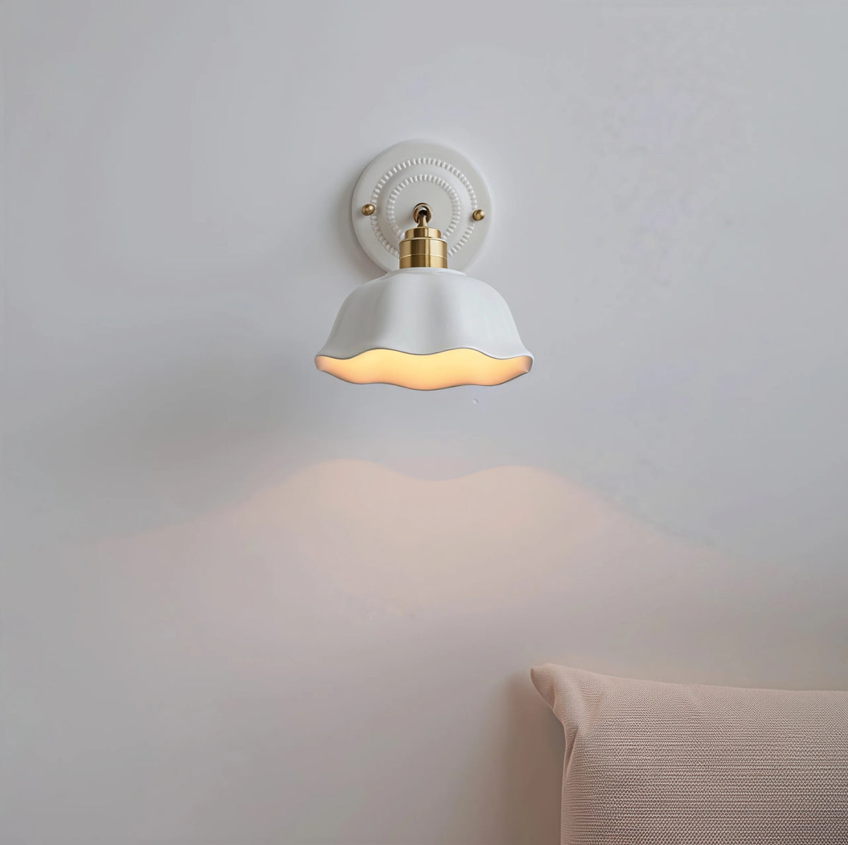 lampe murale vintage blanc doré motif relief bord ondulé fixée mur opaque