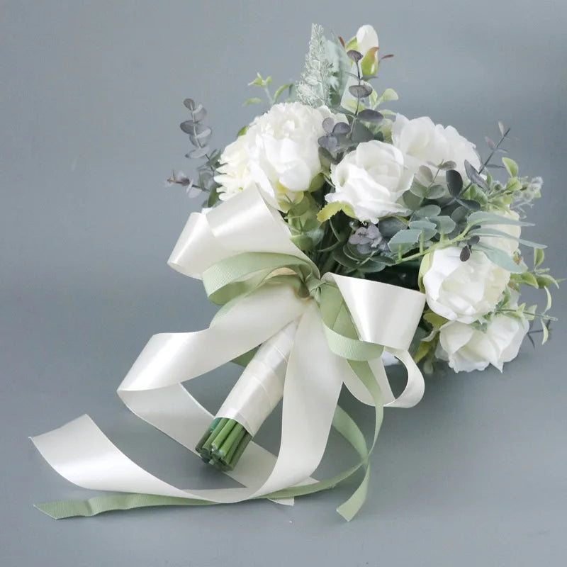 Bouquet de fleurs artificielles blanc ivoire tenu par une mariée