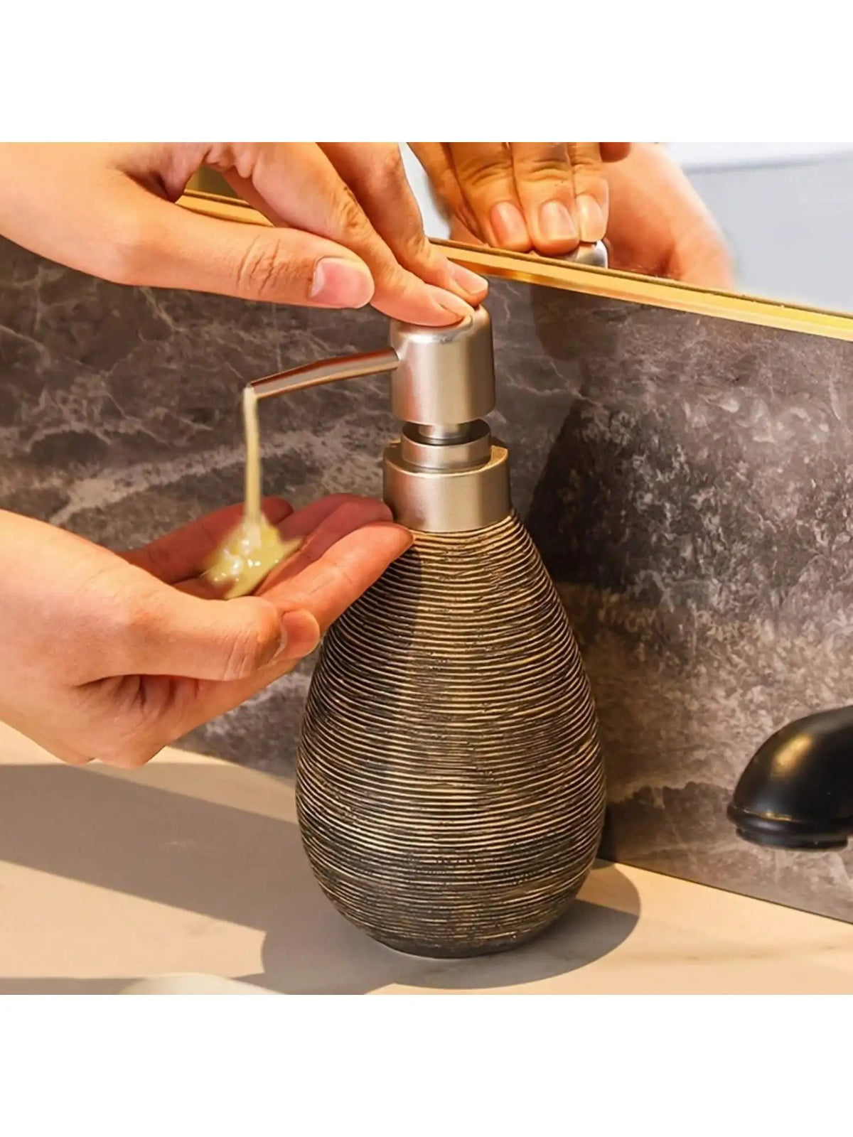 distributeur savon liquide mousse gris métallisé beige moderne élégant texture tissée marron clair foncé