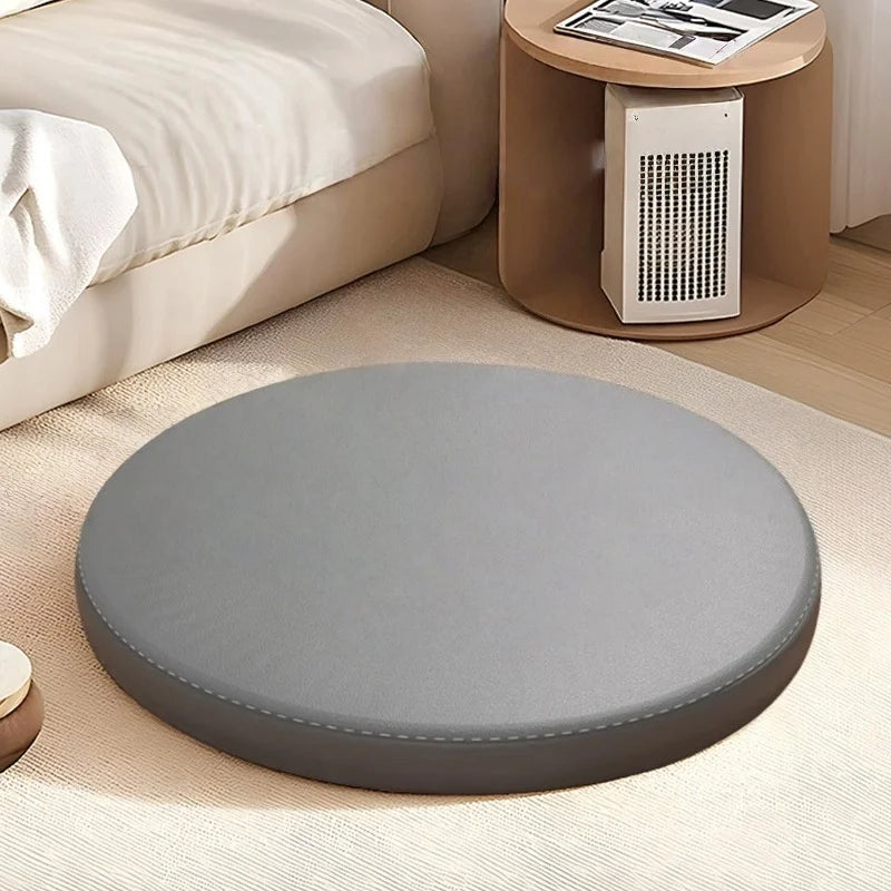 Coussin de chaise rond en cuir synthétique noir dans un intérieur contemporain