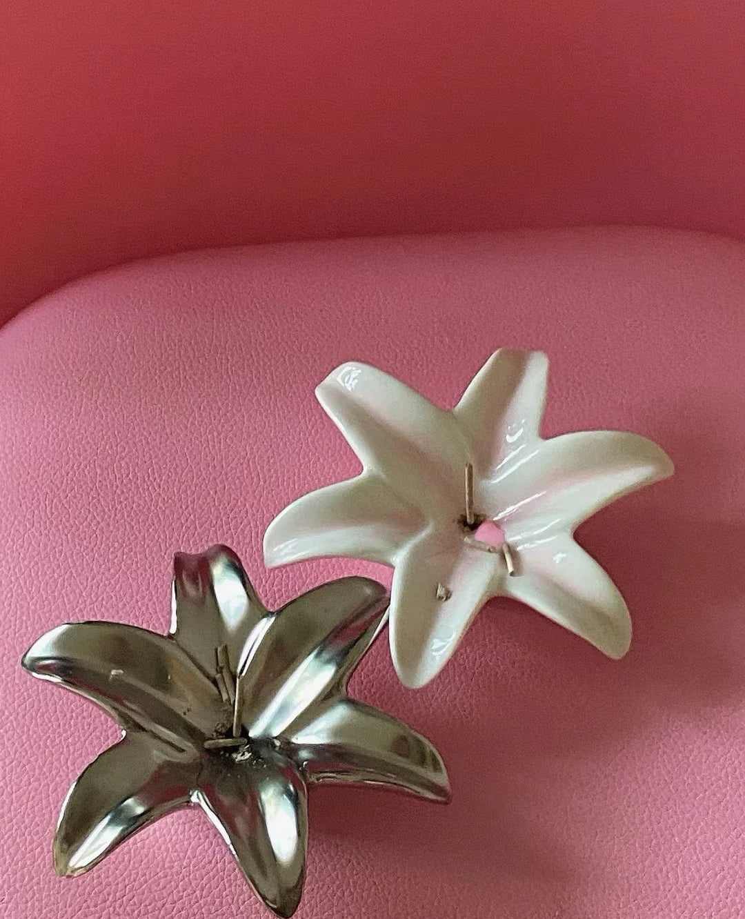 bougie fleur stylisée moderne argentée blanche salon décoration apaisante minimaliste