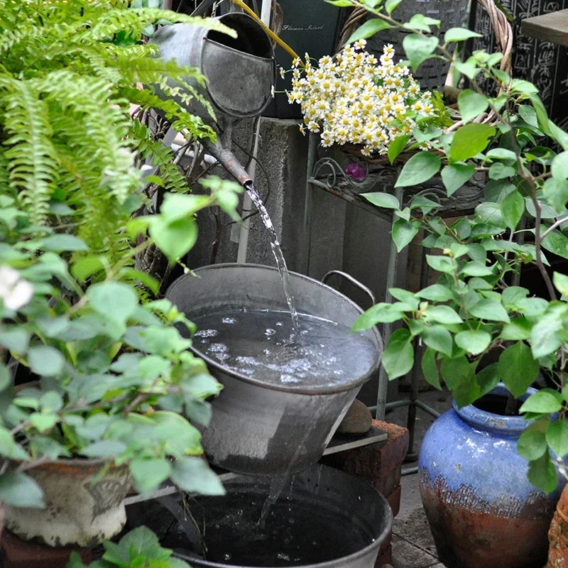 seau métal vintage anses rouille plante verte fleur blanche pot terre cuite brique rouge