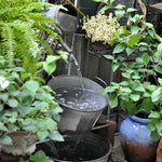 seau métal vintage anses rouille plante verte fleur blanche pot terre cuite brique rouge
