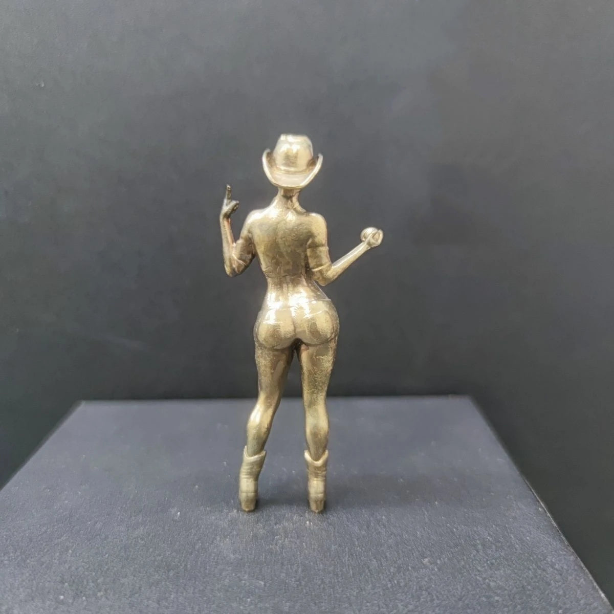 figurine western cowgirl dorée chapeau bottes décoration collection miniature artisanal bronzé