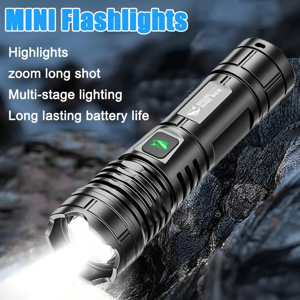 lampe torche rechargeable usb noire compacte moderne zoom