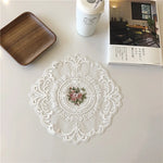 serviettes table vintage blanches rose pâle broderie florale dentelle romantique