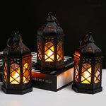 Lanterne LED vintage suspendue noire dans un jardin