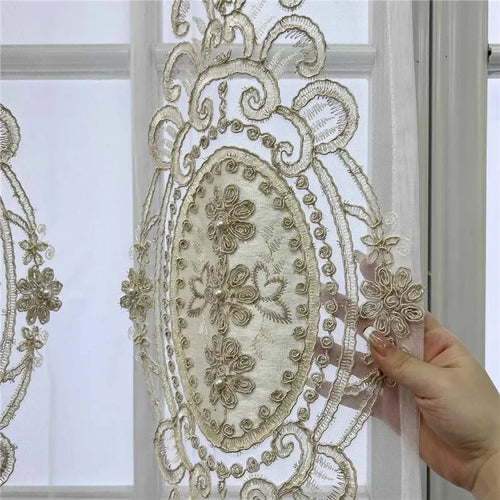 rideau beige clair broderie florale semi transparent anneaux pinceaux salon chambre