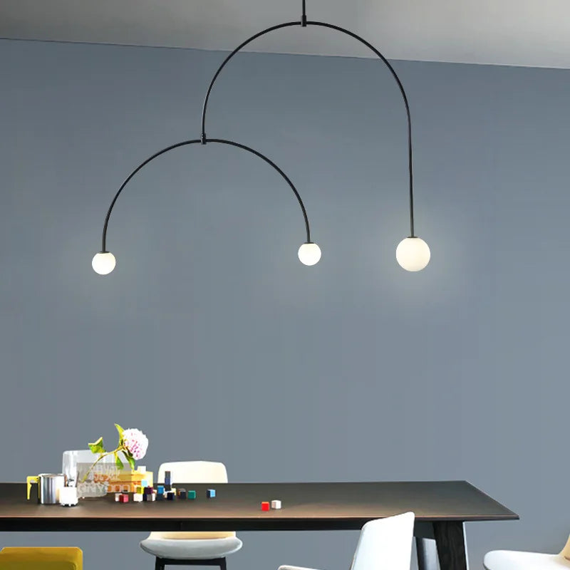 suspension lumineuse moderne sphères translucides structure métallique vis doré noir blanc