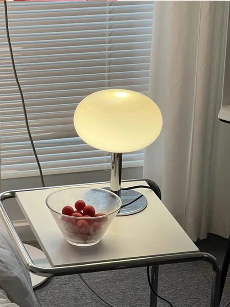 lampe table moderne minimaliste rose pâle beige clair verre dépoli pied métallique base métallique